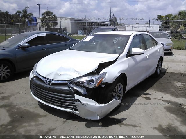 4T1BF1FK1HU395182 - 2017 TOYOTA CAMRY LE/XLE/SE/XSE თეთრი ფოტო 6