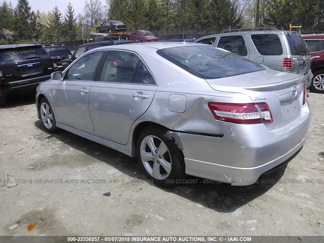 4T1BF3EK2BU634968 - 2011 TOYOTA CAMRY SE/LE/XLE ნაცრისფერი ფოტო 3