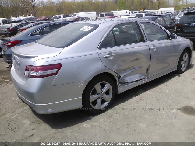 4T1BF3EK2BU634968 - 2011 TOYOTA CAMRY SE/LE/XLE ნაცრისფერი ფოტო 4