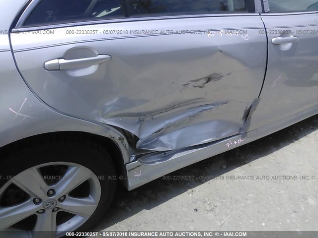 4T1BF3EK2BU634968 - 2011 TOYOTA CAMRY SE/LE/XLE ნაცრისფერი ფოტო 6