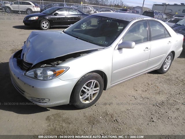 4T1BE32K22U586220 - 2002 TOYOTA CAMRY LE/XLE/SE SILVER photo 2