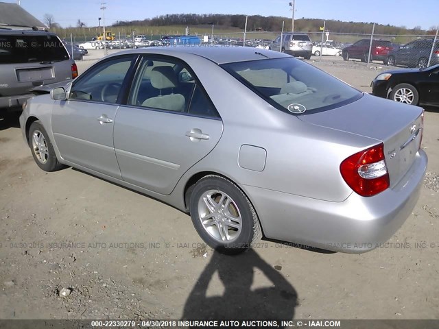 4T1BE32K22U586220 - 2002 TOYOTA CAMRY LE/XLE/SE ვერცხლისფერი ფოტო 3
