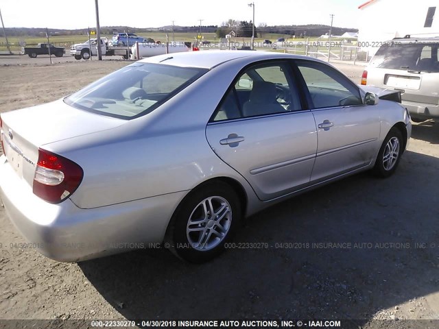 4T1BE32K22U586220 - 2002 TOYOTA CAMRY LE/XLE/SE ვერცხლისფერი ფოტო 4