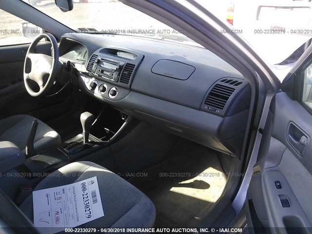 4T1BE32K22U586220 - 2002 TOYOTA CAMRY LE/XLE/SE ვერცხლისფერი ფოტო 5