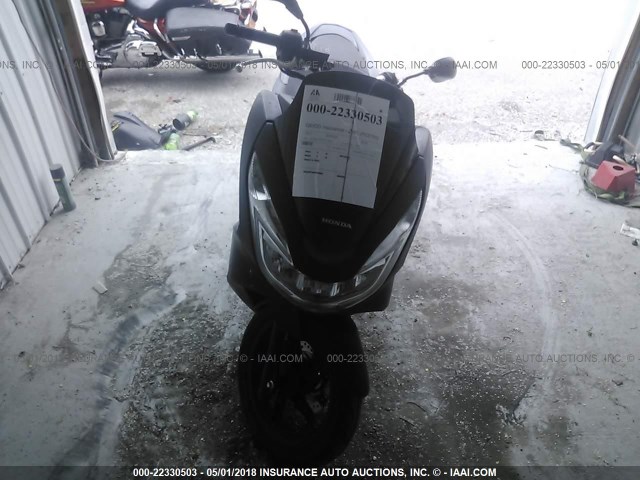 RLHKF1807HY200615 - 2017 HONDA PCX 150 BLACK photo 5