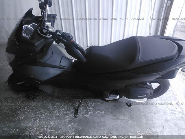 RLHKF1807HY200615 - 2017 HONDA PCX 150 BLACK photo 9