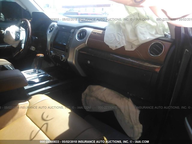 5TFAY5F15JX722230 - 2018 TOYOTA TUNDRA CREWMAX 1794/PLATINUM 灰色 照片 5