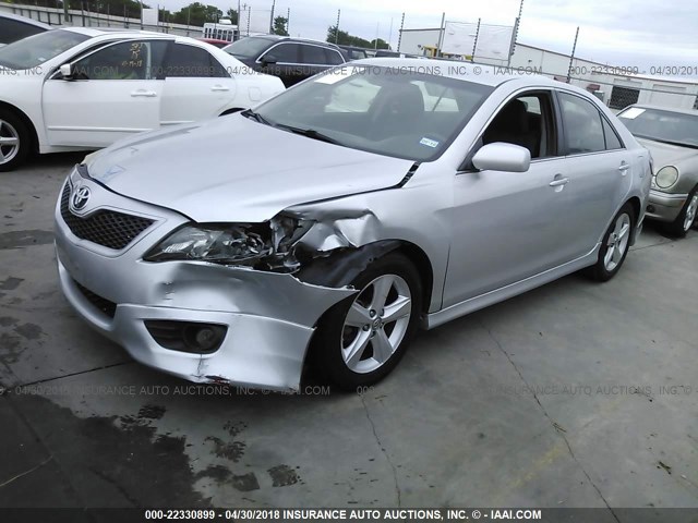 4T1BF3EK2AU003779 - 2010 TOYOTA CAMRY SE/LE/XLE SILVER photo 2