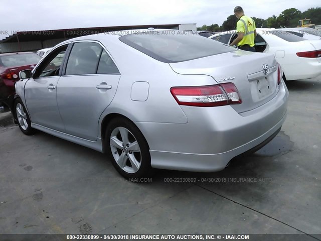 4T1BF3EK2AU003779 - 2010 TOYOTA CAMRY SE/LE/XLE SILVER photo 3