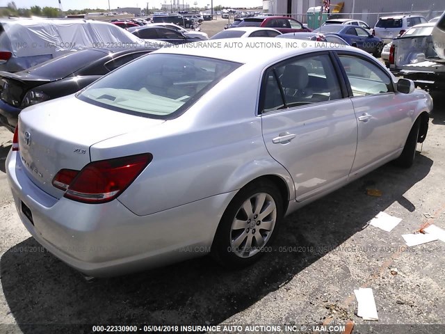 4T1BK36B55U030832 - 2005 TOYOTA AVALON XL/XLS/TOURING/LIMITED SILVER photo 4