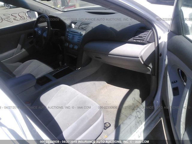 4T1BK46K88U567916 - 2008 TOYOTA CAMRY LE/XLE/SE თეთრი ფოტო 5