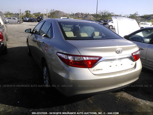 4T1BF1FK1HU375532 - 2017 TOYOTA CAMRY LE/XLE/SE/XSE თაფლისფერი ფოტო 3