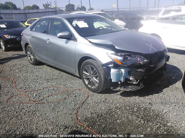 4T1BF1FK6HU338377 - 2017 TOYOTA CAMRY LE/XLE/SE/XSE GRAY photo 1