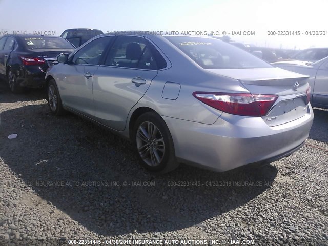 4T1BF1FK6HU338377 - 2017 TOYOTA CAMRY LE/XLE/SE/XSE GRAY photo 3