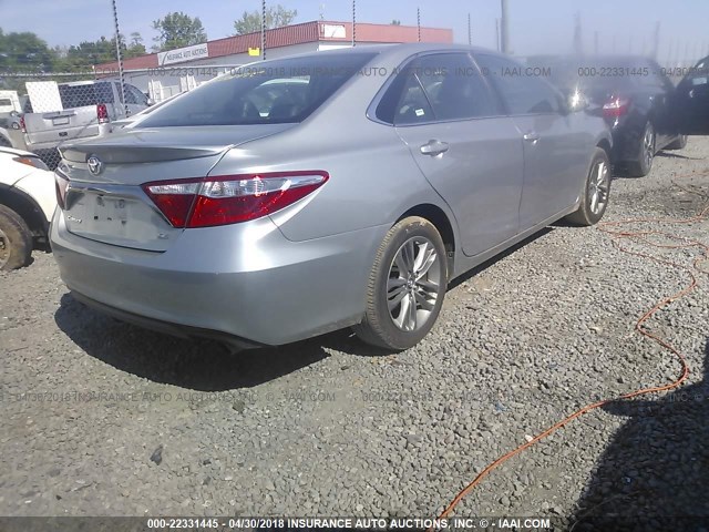 4T1BF1FK6HU338377 - 2017 TOYOTA CAMRY LE/XLE/SE/XSE GRAY photo 4