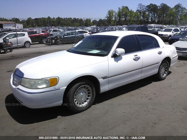 1LNHM81W9YY831014 - 2000 LINCOLN TOWN CAR EXECUTIVE WHITE photo 2