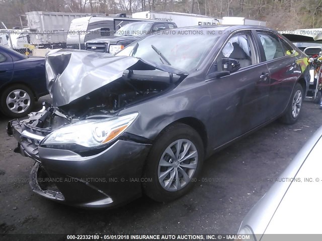 4T1BF1FK1GU230036 - 2016 TOYOTA CAMRY LE/XLE/SE/XSE ნაცრისფერი ფოტო 2