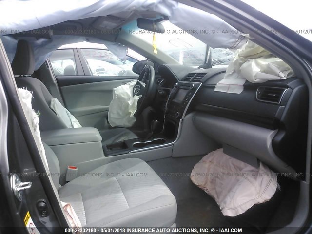 4T1BF1FK1GU230036 - 2016 TOYOTA CAMRY LE/XLE/SE/XSE ნაცრისფერი ფოტო 5