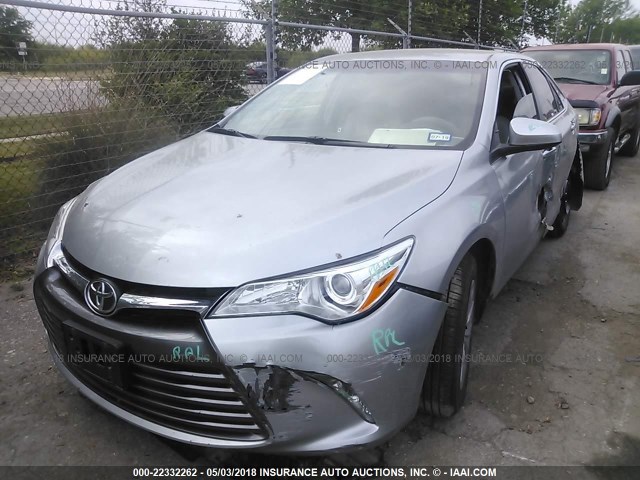 4T1BF1FK2HU403094 - 2017 TOYOTA CAMRY LE/XLE/SE/XSE SILVER photo 2