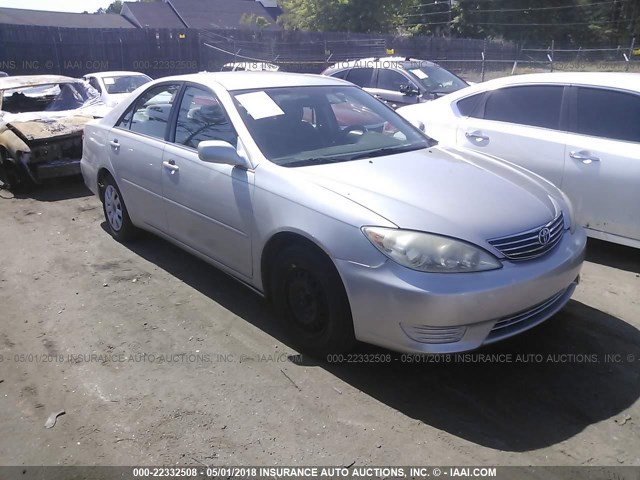 4T1BE32K45U423833 - 2005 TOYOTA CAMRY LE/XLE/SE SILVER photo 1