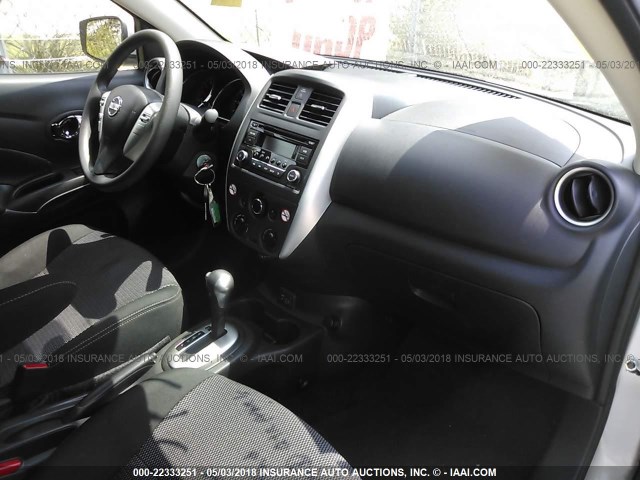 3N1CN7AP5JL800271 - 2018 NISSAN VERSA S/S PLUS/SV/SL SILVER photo 5