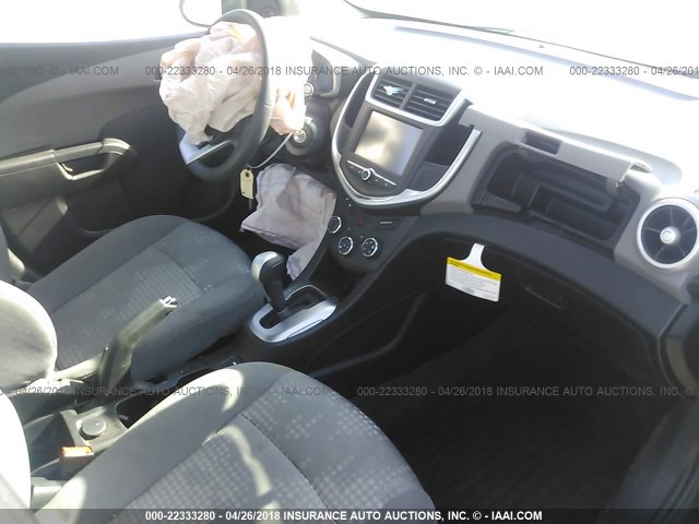 1G1JB5SG1H4117881 - 2017 CHEVROLET SONIC LS 灰色 照片 5