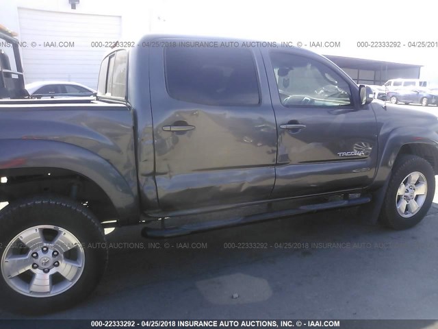 3TMJU4GN8DM142438 - 2013 TOYOTA TACOMA DOUBLE CAB PRERUNNER GRAY photo 6
