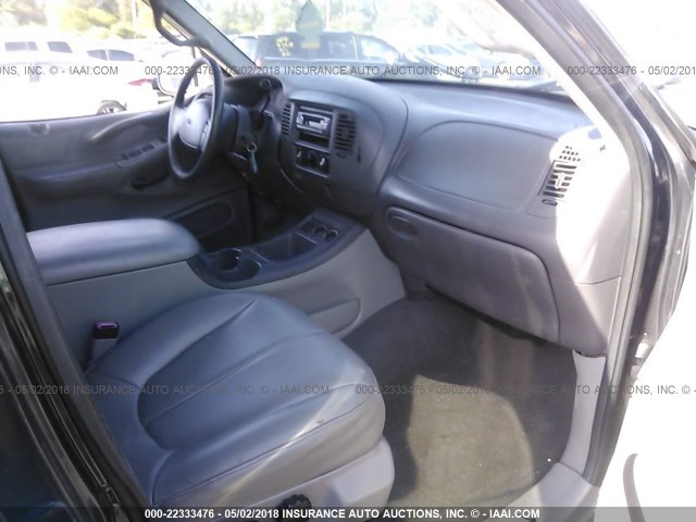 1FMRU15L6YLC48456 - 2000 FORD EXPEDITION XLT შავი ფოტო 5