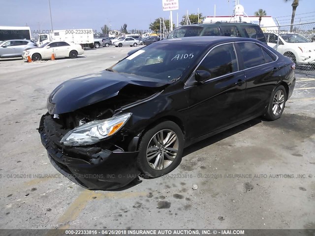 4T1BF1FK8FU057159 - 2015 TOYOTA CAMRY LE/XLE/SE/XSE BLACK photo 2