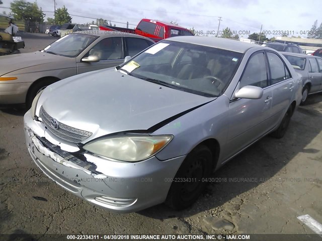 JTDBE32K340277757 - 2004 TOYOTA CAMRY LE/XLE SILVER photo 2