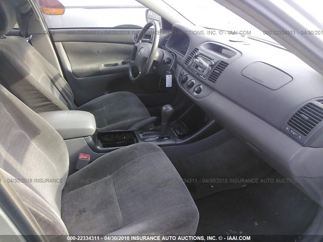 JTDBE32K340277757 - 2004 TOYOTA CAMRY LE/XLE SILVER photo 5