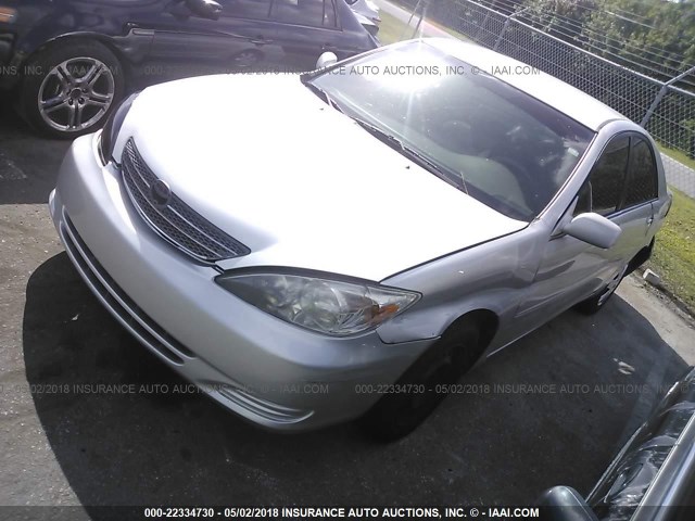 4T1BE32K43U772620 - 2003 TOYOTA CAMRY LE/XLE/SE ვერცხლისფერი ფოტო 2