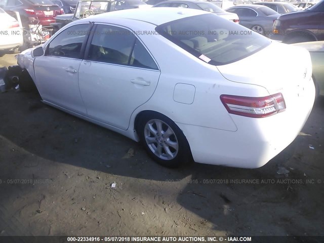 4T1BF3EK9BU708631 - 2011 TOYOTA CAMRY SE/LE/XLE WHITE photo 3