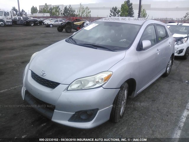 2T1KU4EE2AC344025 - 2010 TOYOTA COROLLA MATRIX  SILVER photo 2