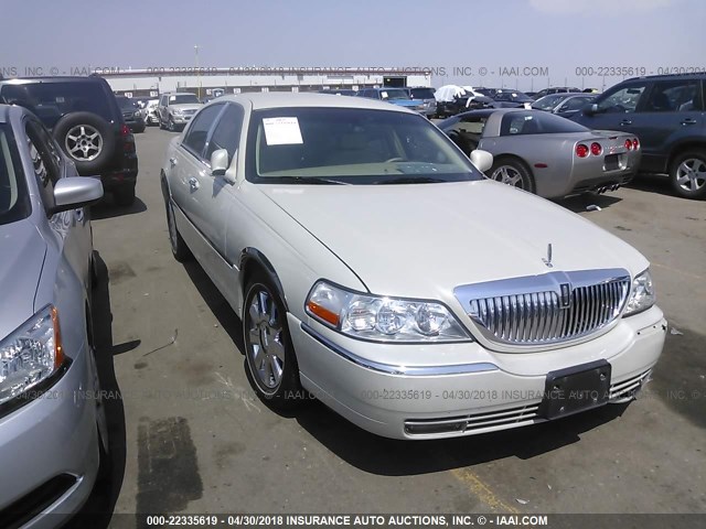 1LNHM83V27Y622670 - 2007 LINCOLN TOWN CAR DESIGNER WHITE photo 1