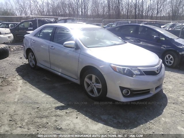 4T1BF1FK0EU821648 - 2014 TOYOTA CAMRY L/SE/LE/XLE 银色 照片 1
