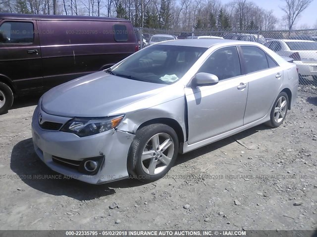 4T1BF1FK0EU821648 - 2014 TOYOTA CAMRY L/SE/LE/XLE 银色 照片 2