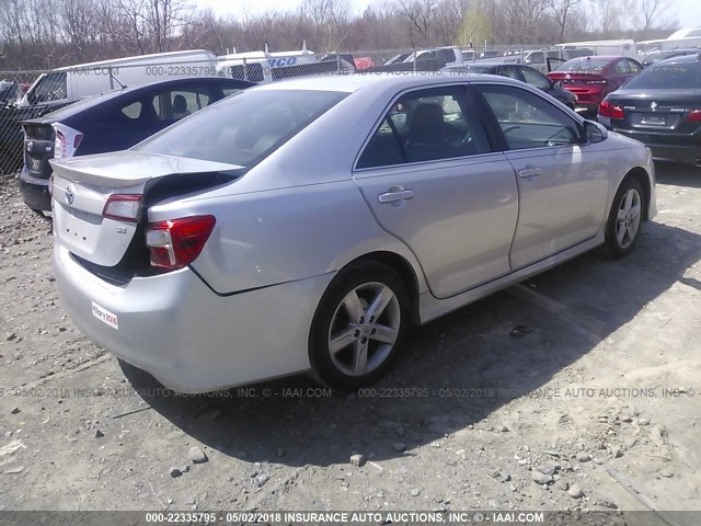 4T1BF1FK0EU821648 - 2014 TOYOTA CAMRY L/SE/LE/XLE 银色 照片 4