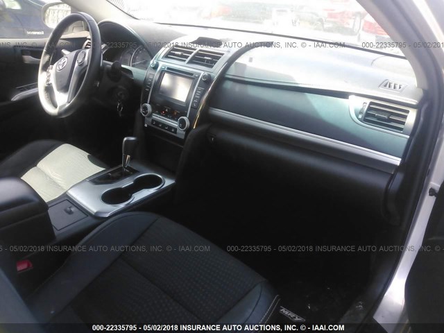 4T1BF1FK0EU821648 - 2014 TOYOTA CAMRY L/SE/LE/XLE 银色 照片 5