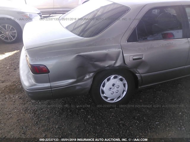 JT2BG22K9W0223198 - 1998 TOYOTA CAMRY CE/LE/XLE 灰色 照片 6