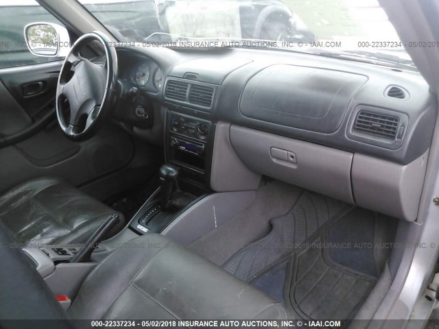 JF1SF65652H742928 - 2002 SUBARU FORESTER S 银色 照片 5
