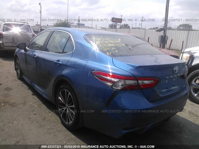 4T1B11HK7JU051891 - 2018 TOYOTA CAMRY L/LE/XLE/SE/XSE BLUE photo 3