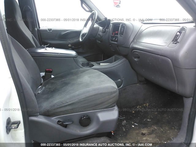 1FMRU15LXYLC22829 - 2000 FORD EXPEDITION XLT Weiß Foto 5