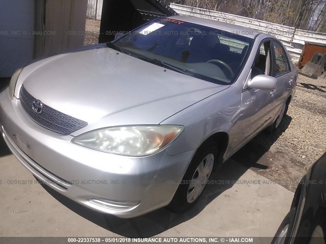 4T1BE32K13U767309 - 2003 TOYOTA CAMRY LE/XLE/SE ვერცხლისფერი ფოტო 2