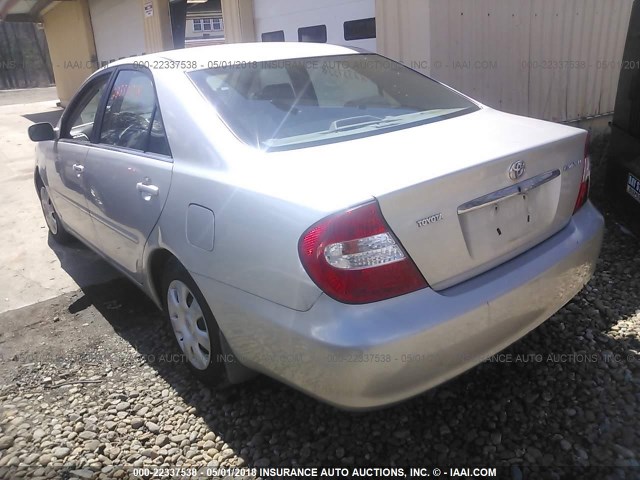 4T1BE32K13U767309 - 2003 TOYOTA CAMRY LE/XLE/SE ვერცხლისფერი ფოტო 3