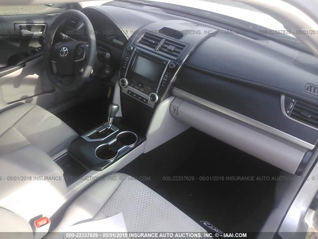 4T1BF1FK0EU840071 - 2014 TOYOTA CAMRY L/SE/LE/XLE 银色 照片 5