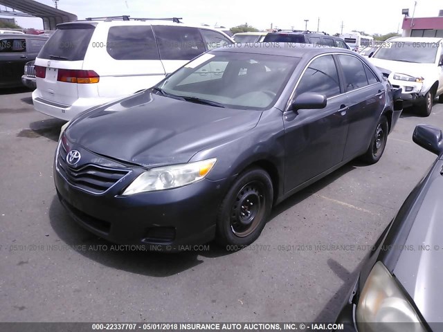 4T1BF3EK3BU196977 - 2011 TOYOTA CAMRY SE/LE/XLE Сұр фото 2