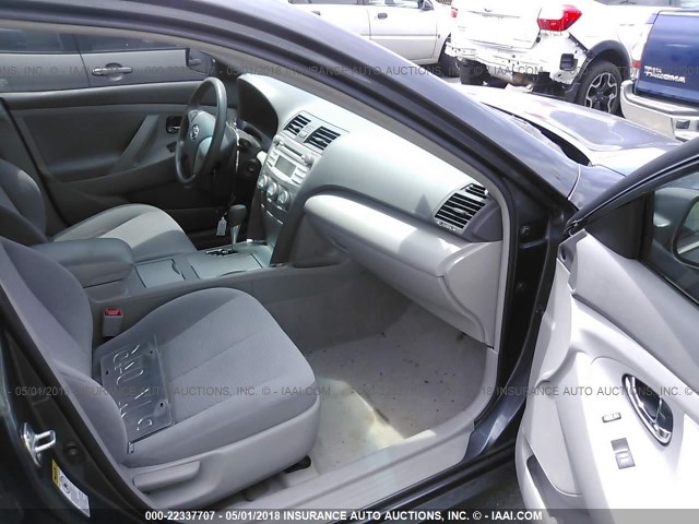 4T1BF3EK3BU196977 - 2011 TOYOTA CAMRY SE/LE/XLE Сұр фото 5