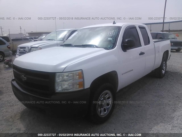 1GCEC19XX7Z653380 - 2007 CHEVROLET SILVERADO C1500 CLASSIC WHITE photo 2