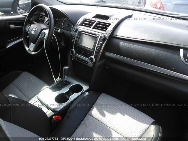 4T1BF1FK6CU198632 - 2012 TOYOTA CAMRY SE/LE/XLE ნაცრისფერი ფოტო 5